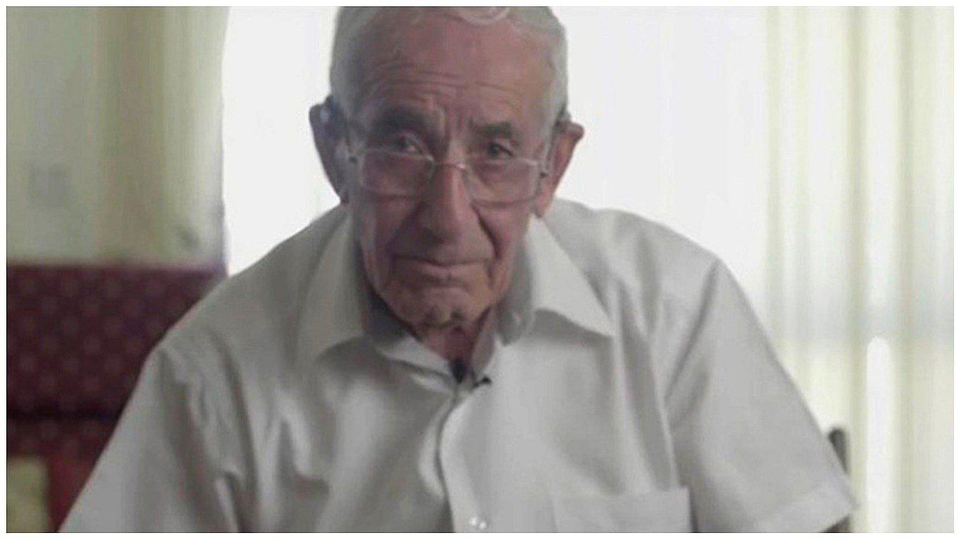 Hombre de 88 años consigue seis títulos universitarios tras jubilarse