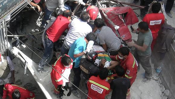 Chofer salva de milagro tras estrellar su camión contra vivienda en Abancay