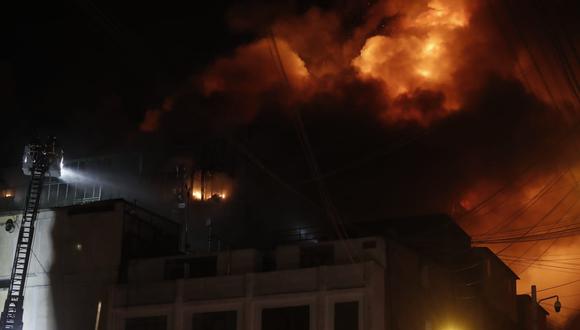Incendio en Mesa Redonda destruyó parte de una galería comercial en el Centro de Lima. (Foto: GEC)