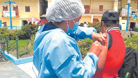 Personal de salud recomienda  a la población de Áncash a completar el esquema de vacunación contra el coronavirus a fin de reducir el riesgo de enfermar de manera grave.