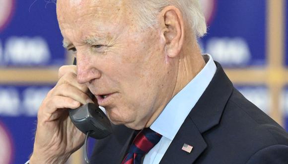El presidente de los Estados Unidos, Joe Biden, participa en un banco telefónico de la Hermandad Internacional de Trabajadores Eléctricos en Boston, Massachusetts, el 2 de diciembre de 2022. (Foto de SAUL LOEB / AFP)
