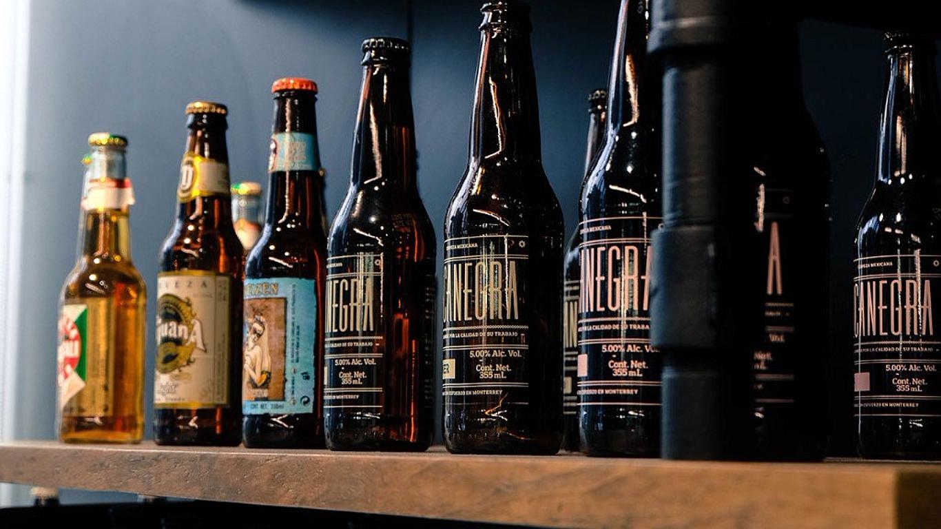 Promocionan cerveza artesanal que propone tirar envases a la policía 