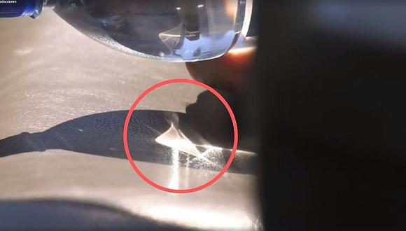 Dejar una botella de agua en el auto puede generar un incendio (VIDEO)