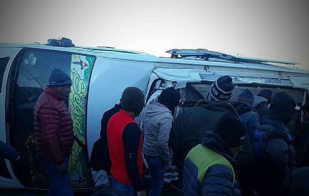 Pasajeros se salvan de morir en despiste de minivan en vía Putina-Rinconada