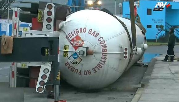 Camión cisterna cargado con gas sufre volcadura en el Callao (VIDEO)