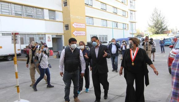 Los congresistas llegaron al hospital Honorio Delgado. (Foto: Leonardo Cuito)