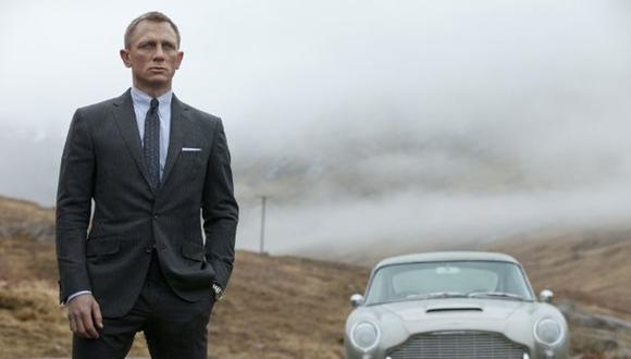 Daniel Craig es condecorado por la Reina Isabel II, al mismo estilo de James Bond. (Foto: Paramount Pictures)