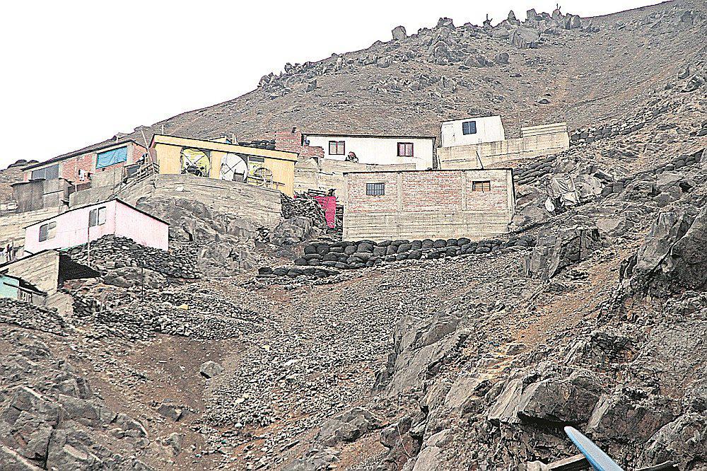 El Agustino: 80 viviendas en situación de peligro en cerro 