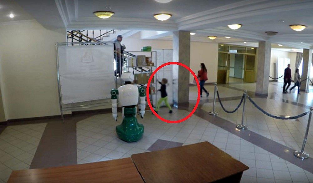 YouTube: Un robot "salva la vida" a una niña (VIDEO)