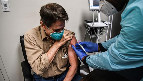 Unas 4 millones de personas están habilitadas para vacunarse contra el coronavirus en Florida. Sin embargo, la sobredemanda que esto representa llevó a que las líneas de atención colapsen y a que las autoridades recurran a una plataforma poco usual para solucionarlo. (Foto: CHANDAN KHANNA / AFP)