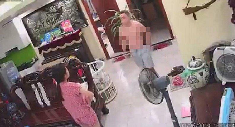 Hombre golpea a su esposa quien carga a su bebé recién nacido (VIDEO)