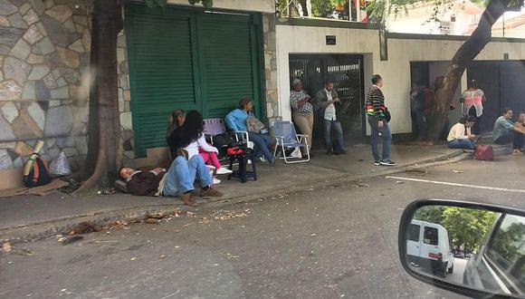 Cientos de venezolanos llegan hasta el Consulado de Perú en Caracas en busca de la visa humanitaria (VIDEO)