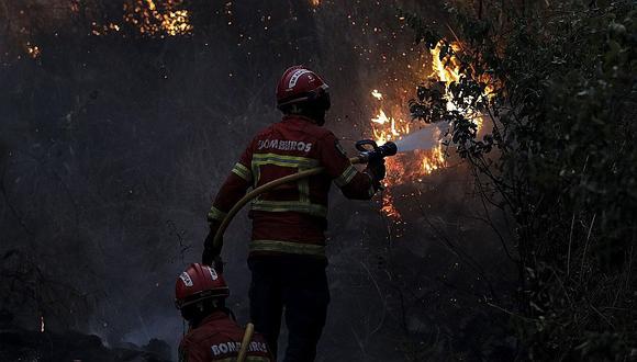 Bomberos luchan contra incontrolables incendios en Portugal