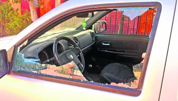 ¡Cuidado! Delincuentes rompen vidrios para robar carros