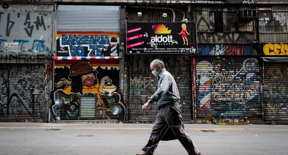 Imagen referencial. Un hombre camina frente a locales comerciales cerrados en Sao Paulo (Brasil). (EFE/ Fernando Bizerra).