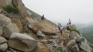 Áncash: Rocas bloquean carretera y perjudican a pobladores de caseríos de Moro (FOTOS)