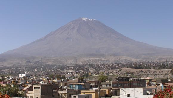 El Misti, el volcán de mayor riesgo en Perú, está despierto y emana gases
