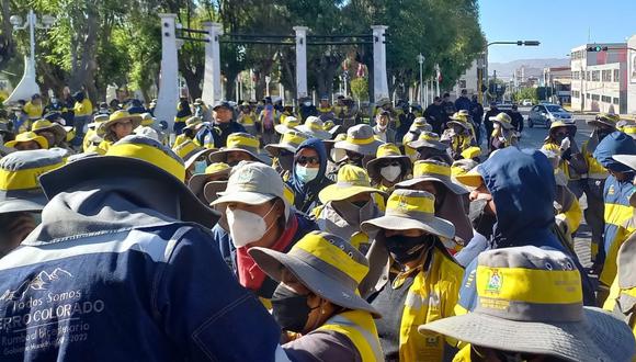 Obreros de Cerro Colorado hacen plantón para pedir la dotación de combustible y uniformes