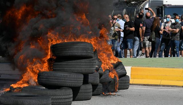 Los empleados de Nissan queman neumáticos frente a la planta del fabricante de automóviles en Barcelona. (AFP  / LLUIS GENE).