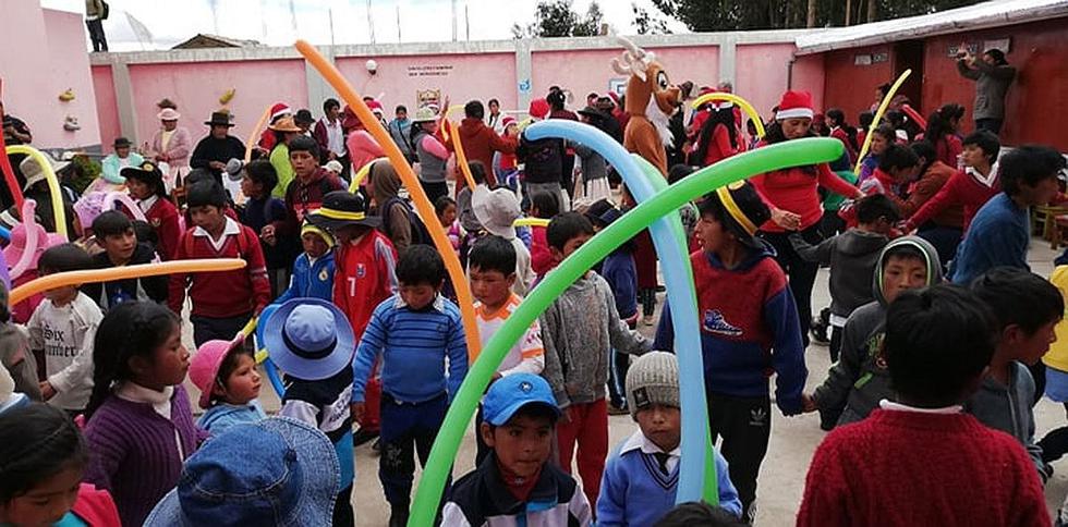 Policías llevan panetones y juguetes a niños de Huanaspampa
