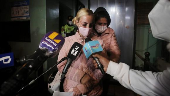 Esposa y madre de los hijos de John Kelvin rompió su silencio luego que el Ministerio Público solicitara nueve meses de prisión preventiva contra el cantante de cumbia.