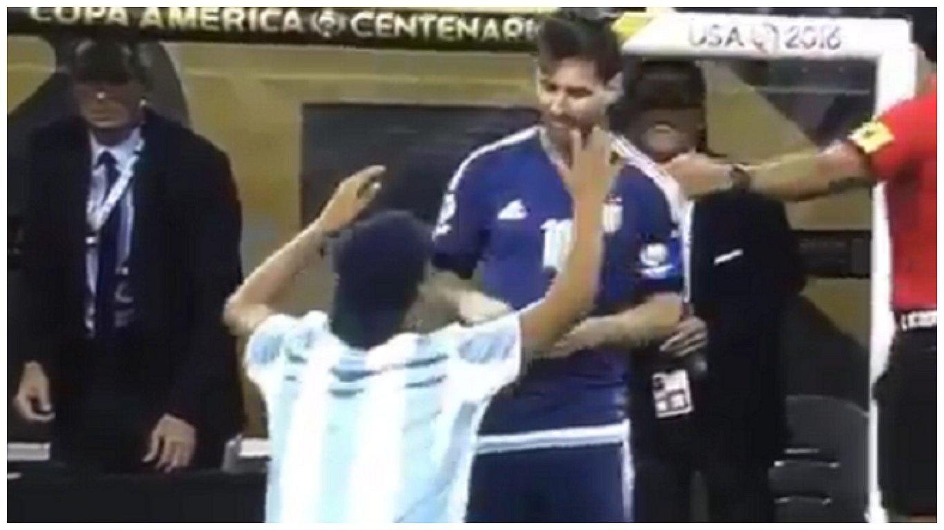 ​Lionel Messi: Hincha se rinde ante los pies del astro argentino (VÍDEO)