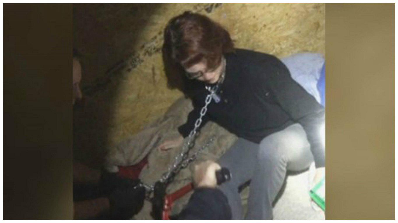 El dramático rescate de una esclava sexual encadenada en un container (VIDEO)