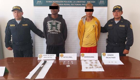 Durante el operativo les incautaron Pasta Básica de Cocaína, marihuana y machete. (Foto: PNP)