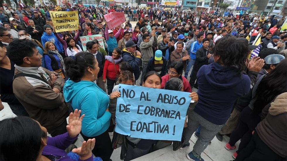Vecinos protestan en el frontis de la Municipalidad de Los Olivos por cobro de arbitrios (FOTOS)