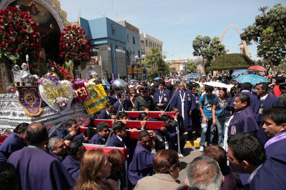 Imágenes de la primera salida del Señor de los Milagros