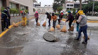 Personal de la municipalidad de Chiclayo arroja agua de lluvia a los buzones de desagüe