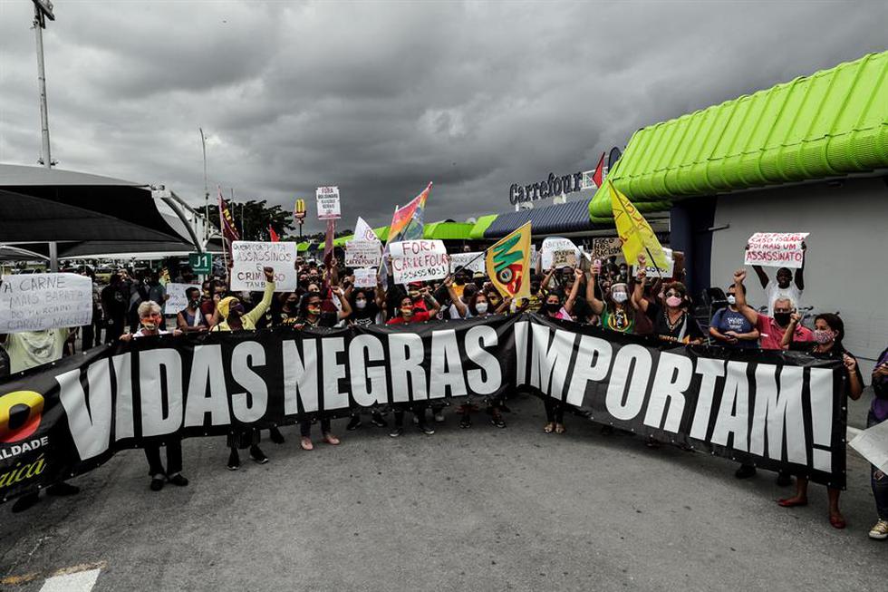 Brasil vivió este domingo, por tercer día consecutivo, una nueva jornada de protestas contra el racismo por el asesinato a golpes de un cliente negro a manos de dos guardias de seguridad de un supermercado en Porto Alegre (sur). (EFE)