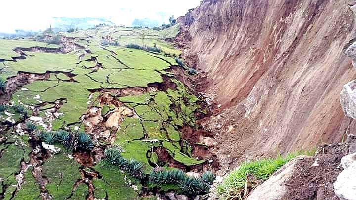 La tierra se abre destruyendo casas, carreteras y hasta posta de salud (VIDEO - FOTOS)