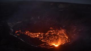 Volcán en Hawái entra en erupción luego de un mes de calma