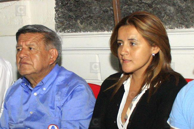 Hija de César Acuña dice sentirse afectada por acusaciones de plagio contra su padre
