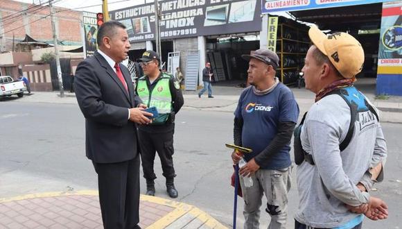 Taxistas exigen prohibir trabajo de limpiaparabrisas en Arequipa. (Foto: Difusión).