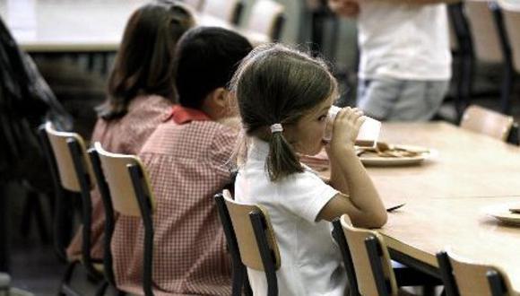 Directora de colegio no dejó almorzar a cuatro niños porque no llevaron servilletas