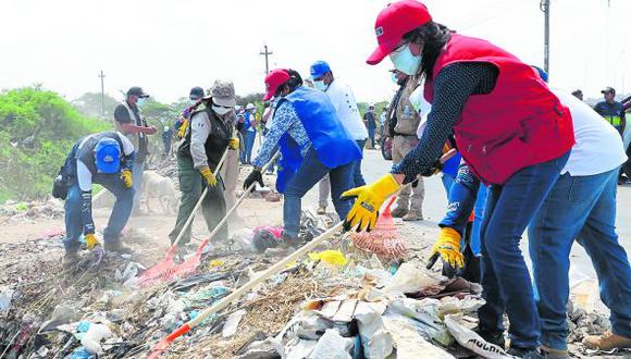 Ministra del Ambiente indicó que seis exalcaldes fueron denunciados el año pasado por la acumulación de residuos sólidos en sus localidades.  Autoridades realizaron una jornada de limpieza de 5 mil toneladas de basura en el cruce que conecta a los distritos de Chiclayo y San José.
