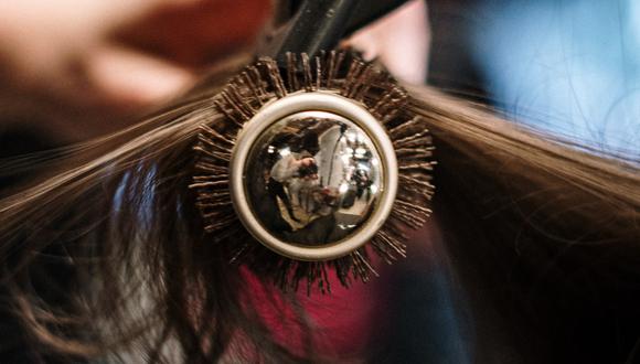 Existen unos trucos casero para limpiar y desinfectar el cepillo de cabello. (Foto: Pexels)