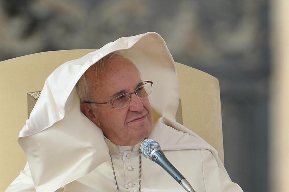 Papa Francisco lucha contra el viento en Plaza de San Pedro (FOTOS)