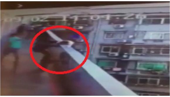 YouTube: niñas peleaban por un chico en el balcón, pero todo terminó mal (VIDEO)