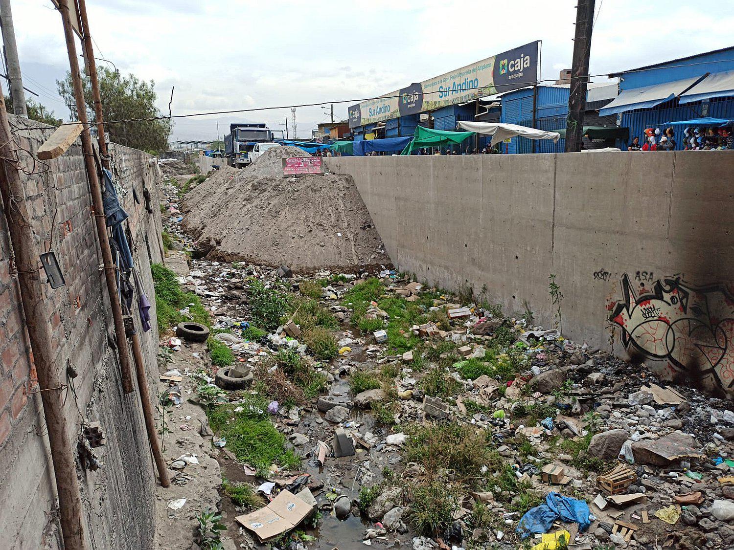 Alerta por desmonte en torrentera de Los Incas
