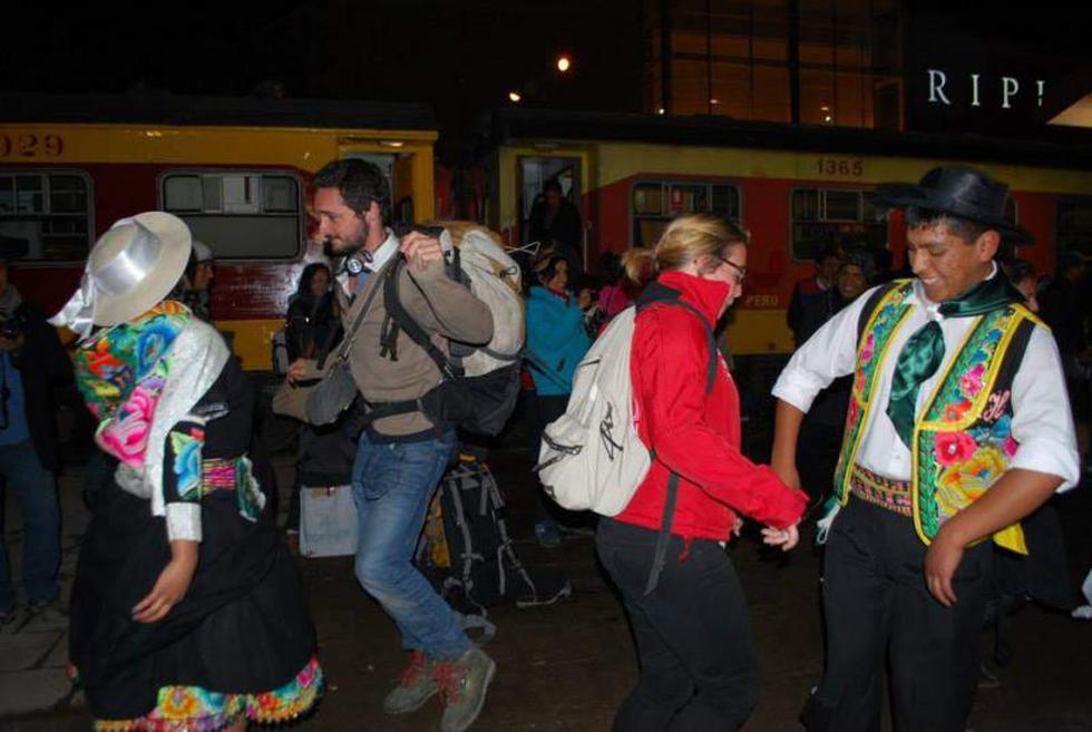 Turistas llegan a Huancayo en tren y bailan Huaylarsh (FOTOS)
