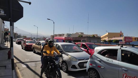 Conductores molestos por el cierre de la Av. Independencia para la Parada Militar| FOTO: Graciela Fernández