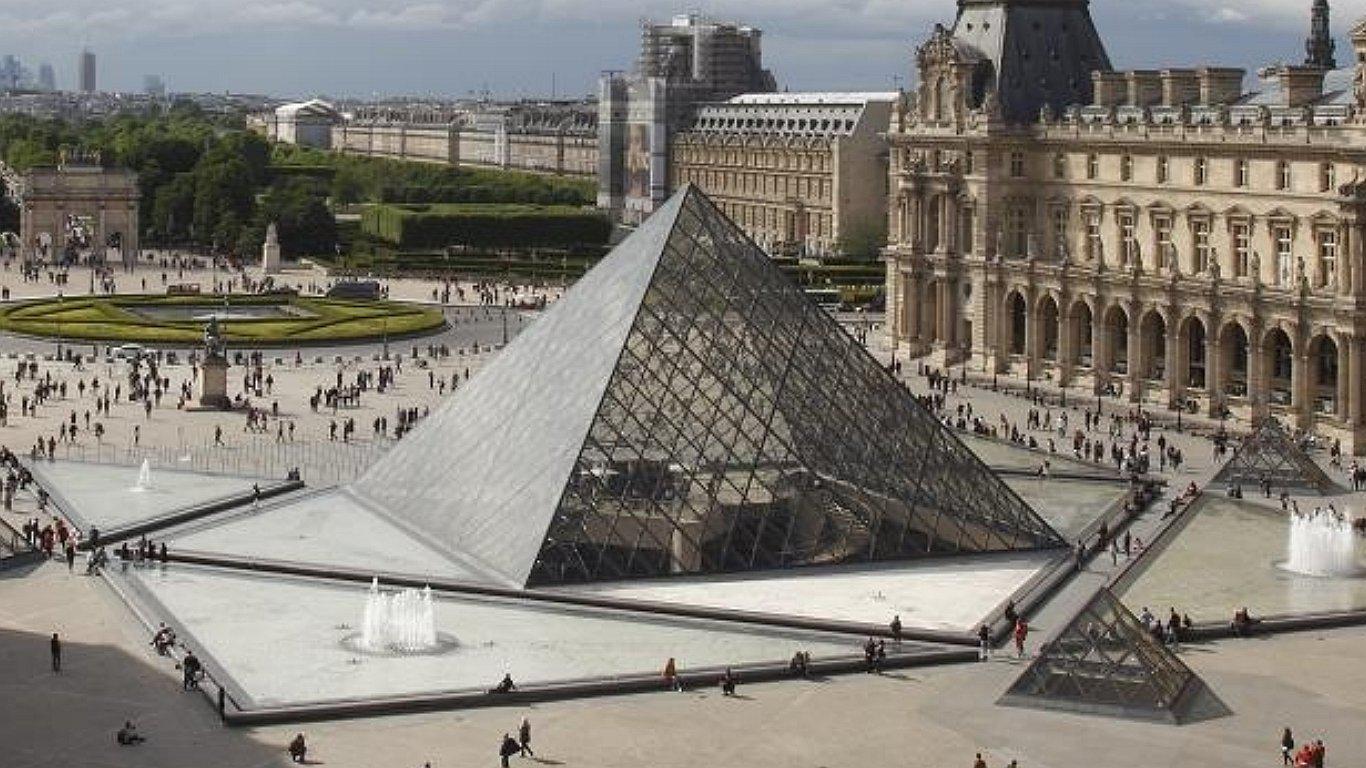 Sortean una noche junto a la Mona Lisa en el Museo de Louvre en París
