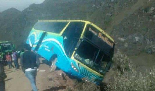 Ómnibus repleto de pasajeros estuvo por poco de caer a un abismo 