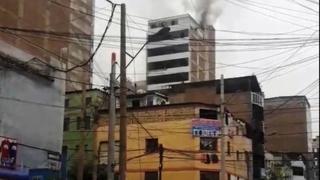 Incendio en Gamarra: fuego se inició en cuarto nivel de una galería de 12 pisos