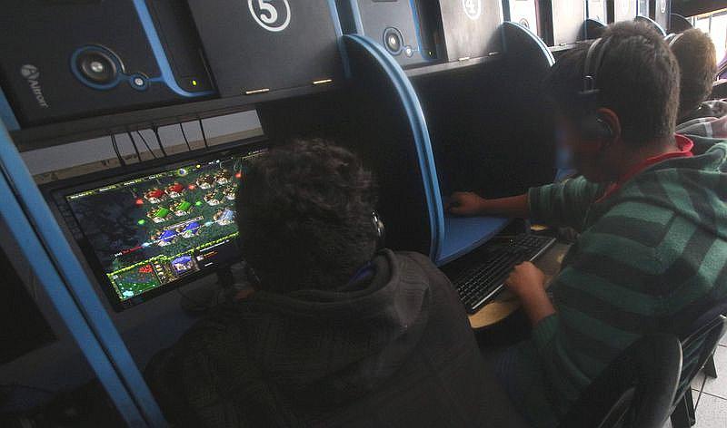 Menores se quedan 2 días en internet luego de sustraer 300 soles de su padre