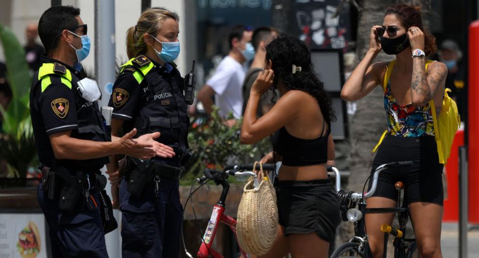 Imagen referencial. Los agentes de la policía municipal catalana piden a los ciudadanos que usen máscaras faciales en Barcelona. Archivo del 9 de julio de 2020. (AFP / LLUIS GENE).
