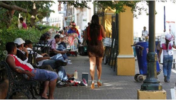 El 47 % de peruanos cree que la mujer es culpable si usa minifalda y un hombre la acosa
